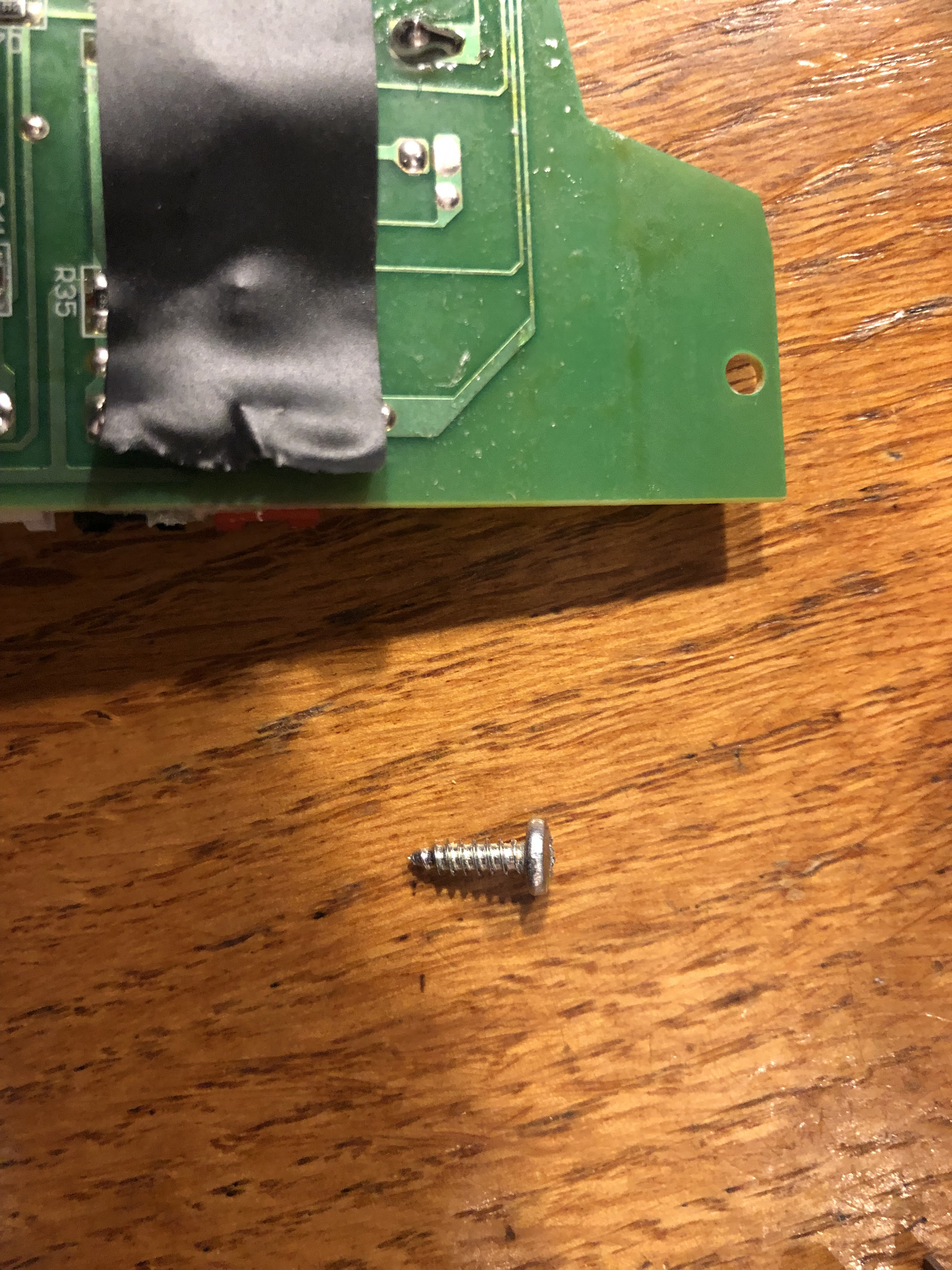 round-headed self-tapping screw
